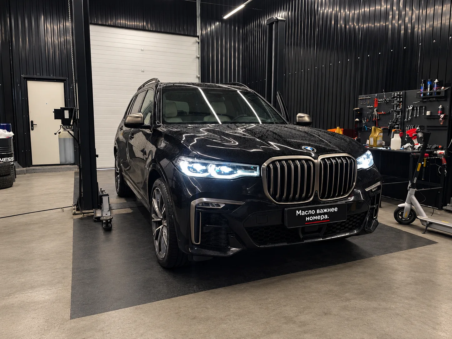 BMW X7 G07 40d в цехе перед аппаратной заменой тормозной жидкости